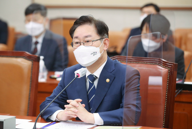 박범계 법무부 장관이 25일 오후 서울 여의도 국회에서 열린 법제사법위원회의 현안질의에 출석해 의원 질의에 답변하고 있다. 연합뉴스