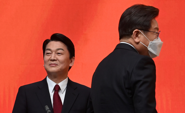 중앙선거관리위원회 주관 첫 대통령선거 후보 토론회가 열린 21일 서울 마포구 MBC 미디어센터에서 더불어민주당 이재명 대선 후보(오른쪽)와 국민의당 안철수 대선 후보가 인사를 나눈 후 이동하고 있다. 연합뉴스