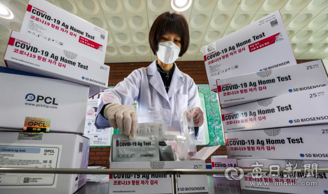 3월 신학기 개학을 5일 앞둔 지난 2월 25일 오후 대구 북구 산격중학교에서 보건교사가 새학기 학교방역의 일환으로 학생들을 위한 자가진단키트 검사실을 설치하고 자가진단키트 분류작업을 하고 있다. 안성완 기자 asw0727@imaeil.com