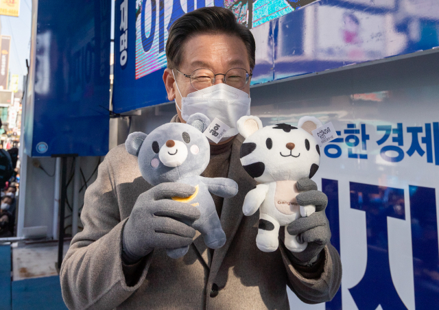 더불어민주당 이재명 대선후보가 24일 오후 강원도 원주 중앙로 문화의거리 유세에서 선물 받은 강원도 마스코트 범이(왼쪽)와 곰이를 들어 보이고 있다. 연합뉴스