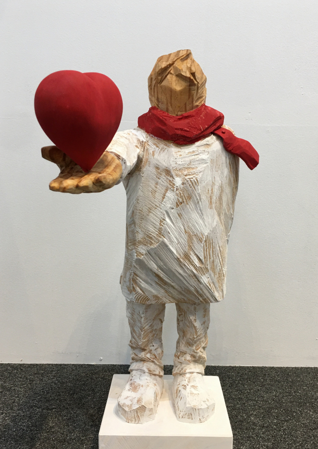 이상헌 작, I Love You, 소나무에 채색, 31×52×66cm.