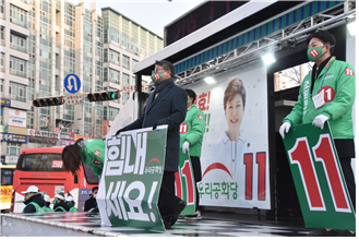 조원진 우리공화당 대선 후보가 25일 경기도 성남시 미금역에서 