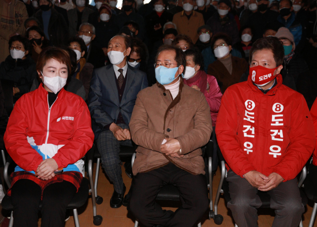 국민의힘 홍준표 의원이 25일 오후 대구 남구 대명동에서 열린 중남구 국회의원 보궐선거에 출마한 무소속 도건우 후보의 출정식에 참석하고 있다. 연합뉴스