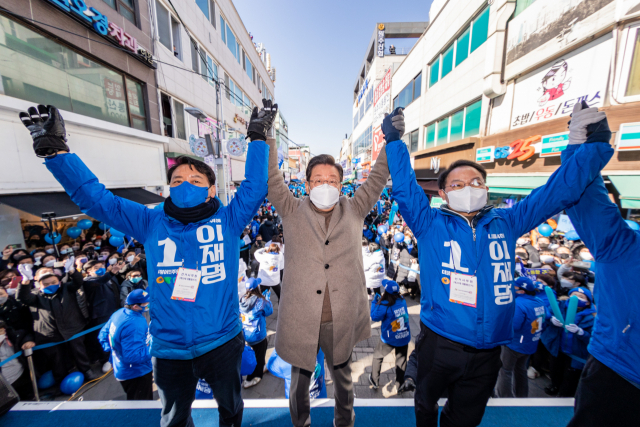 더불어민주당 이재명 대선후보가 24일 강원도 원주시 중앙로 문화의 거리에서 열린