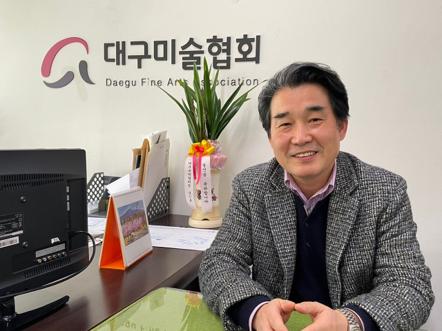 김정기 신임 대구미술협회장은 회장에 따라 바뀌는 것이 아닌, 지속가능한 내부 시스템을 만들어 회원들에게 실질적인 도움을 주고싶다고 강조했다. 이연정 기자