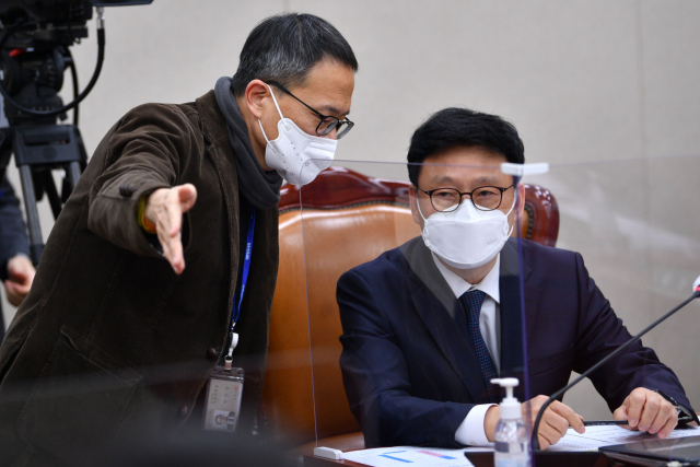 박광온 국회 법제사법위원장과 박주민 더불어민주당 간사가 25일 오후 서울 여의도 국회에서 법제사법위원회 현안질의를 앞두고 대화하고 있다. 연합뉴스