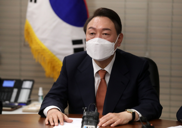 국민의힘 윤석열 대선 후보가 24일 오후 서울 여의도 중앙당사에서 열린 우크라이나 사태 관련 긴급대책회의에서 발언하고 있다. 연합뉴스