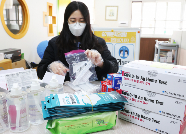 25일 오전 경기도 수원시 장안구 한일초등학교에서 보건교사가 개학을 앞두고 코로나19 자가검사키트 등 방역물품을 정리하고 있다. 연합뉴스