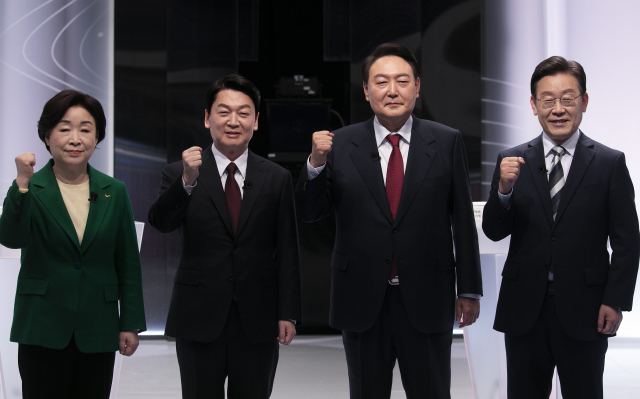 25일 서울 상암동 SBS 스튜디오에서 열린 중앙선거관리위원회 주관 제20대 대통령선거 후보자 2차 정치분야 방송토론회에서 정의당 심상정(왼쪽부터), 국민의당 안철수, 국민의힘 윤석열, 더불어민주당 이재명 대선후보가 토론에 앞서 기념촬영을 하고 있다. 연합뉴스