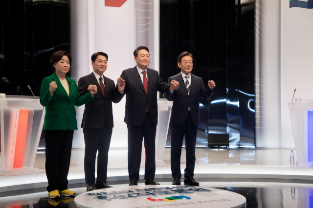 25일 서울 상암동 SBS 스튜디오에서 열린 중앙선거관리위원회 주관 제20대 대통령선거 후보자 2차 정치분야 방송토론회에서 정의당 심상정(왼쪽부터), 국민의당 안철수, 국민의힘 윤석열, 더불어민주당 이재명 대선후보가 토론에 앞서 기념촬영을 하고 있다. 연합뉴스