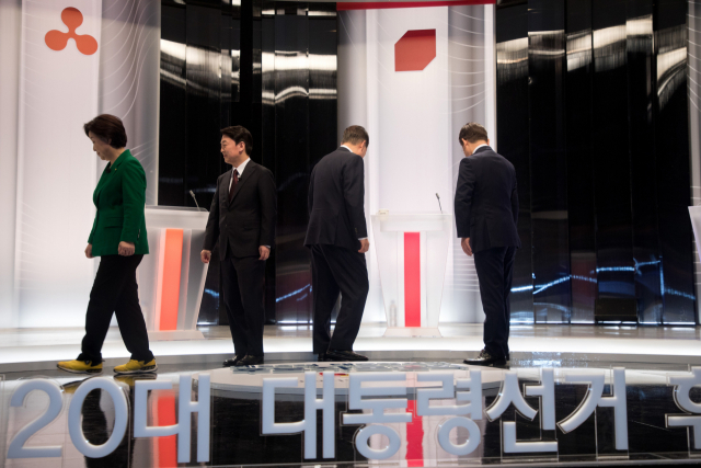25일 서울 상암동 SBS 스튜디오에서 열린 중앙선거관리위원회 주관 제20대 대통령선거 후보자 2차 정치분야 방송토론회에서 정의당 심상정(왼쪽부터), 국민의당 안철수, 국민의힘 윤석열, 더불어민주당 이재명 대선후보가 기념촬영을 마치고 자리로 향하고 있다. 연합뉴스