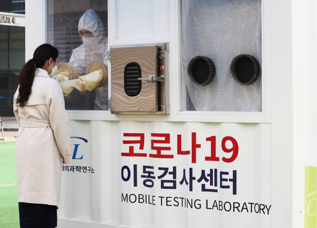 25일 오후 경기도 용인시 기흥구 서울의과학연구소에서 관계자들이 코로나19 이동검사센터 운영 모습을 시연하고 있다. 교육부는 학생·교직원 대상 현장 이동형 PCR 검사소를 운영해 학교에 확진자가 발생하면 접촉자의 감염 여부를 빠르게 진단한다는 계획이다. 연합뉴스
