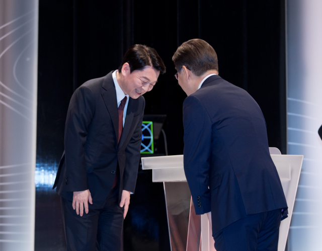 국민의당 안철수 대선후보(왼쪽)와 더불어민주당 이재명 대선 후보가 25일 서울 마포구 상암동 SBS 스튜디오에서 열린 중앙선거관리위원회 주관 제20대 대통령선거 후보자 2차 정치분야 방송토론회에서 인사하고 있다. 연합뉴스
