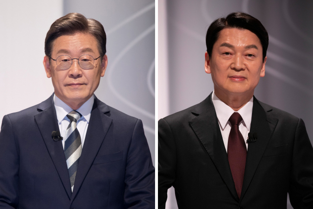 25일 서울 상암동 SBS 스튜디오에서 열린 중앙선거관리위원회가 주관하는 제20대 대통령선거 후보자 2차 정치분야 방송토론회에 참석한 더불어민주당 이재명 대선후보, 국민의당 안철수 대선후보. 연합뉴스