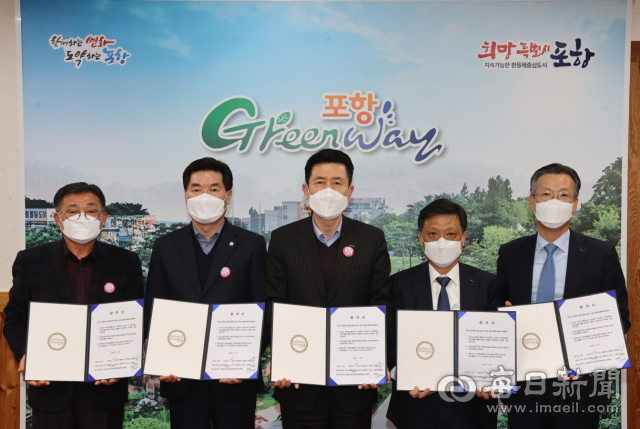 포항시와 포스코가 포스코 지주사와 미래기술연구소를 포항에 두기로 25일 전격합의했다. 왼쪽부터 강창호 범시민대책위원회 위원장, 정해종 포항시의회 의장, 이강덕 포항시장, 김학동 포스코 부회장, 전중선 포스코 사장. 포항시 제공