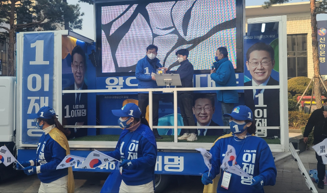 더불어민주당 송영길 대표가 지난 25일 안동을 찾아 이재명 후보 지지 유세에 나섰다. 이날 송 대표는 이재명 후보가 대통령으로 당선되면 헴프특화산업단지 조성과 육사 안동이전에 대해 대통령 인수위에서 검토해 해결할 것이라 밝혔다. 엄재진 기자