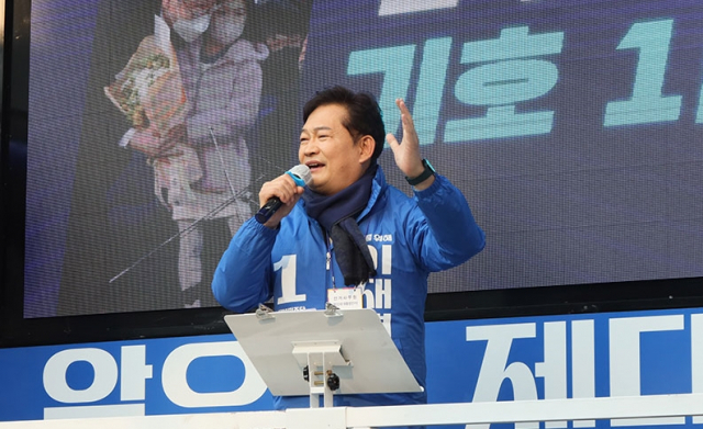 더불어민주당 송영길 대표가 지난 25일 안동을 찾아 이재명 후보 지지 유세에 나섰다. 이날 송 대표는 이재명 후보가 대통령으로 당선되면 헴프특화산업단지 조성과 육사 안동이전에 대해 대통령 인수위에서 검토해 해결할 것이라 밝혔다. 엄재진 기자