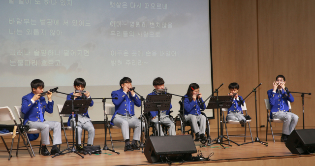 대구가톨릭대 2022년 상반기 전체교수회의 중 DCU맑은소리하모니카앙상블 연주 모습. 대구가톨릭대 제공