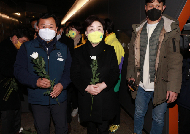 정의당 심상정 대선 후보가 26일, 19주기를 맞은 대구 지하철 화재 참사 현장인 대구 중구 중앙로역 참사 기억공간을 찾아 헌화하고 있다. 연합뉴스