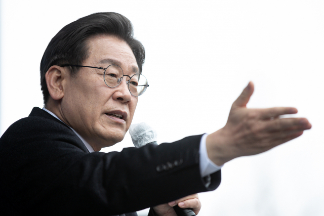 더불어민주당 이재명 대선후보가 26일 경기도 김포시 사우문화체육광장에서 열린 