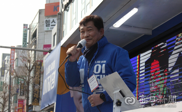 26일 오후 더불어민주당 송영길 대표가 경산시 경산공설시장 입구에서 유세를 하고 있다. 김진만 기자