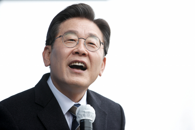 더불어민주당 이재명 대선후보가 26일 경기도 김포시 사우문화체육광장에서 열린