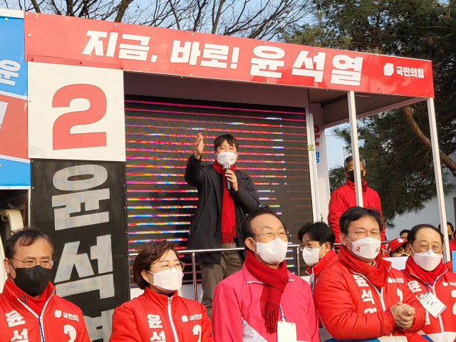 이준석 국민의힘 대표가 예천역에서 윤석열 대선 후보를 지지하는 유세를 펼치고 있다. 이 자리에는 김관용 전 경북도지사(맨 앞 왼쪽에서 3번째), 김정재 국회의원(맨 앞 왼쪽에서 2번째) 등이 함께 했다. 윤영민 기자