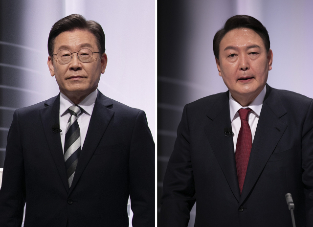 더불어민주당 이재명 대선 후보(왼쪽)와 국민의힘 윤석열 대선 후보가 25일 서울 마포구 상암동 SBS 스튜디오에서 열린 중앙선거관리위원회 주관 제20대 대통령선거 후보자 2차 정치분야 방송토론회에서 토론 준비를 하고 있다. 연합뉴스