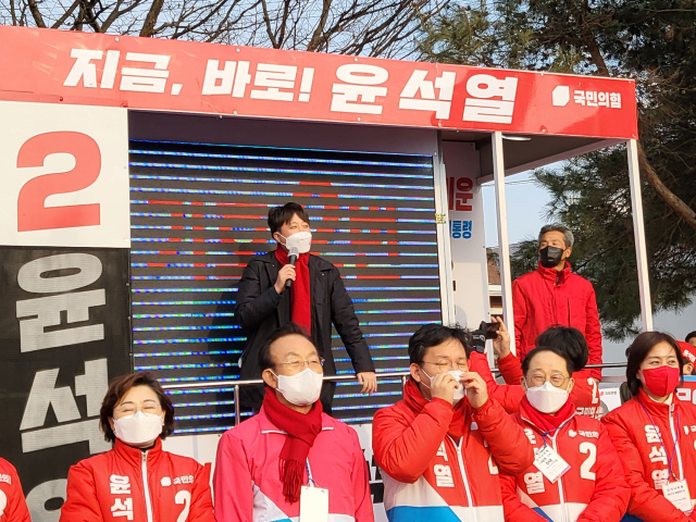 26일 이준석 국민의힘 대표가 경북선 기차를 타고 점촌역, 예천역, 영주역을 돌며 윤석열 대선 후보 지지 유세를 펼치고 있다. 윤영민 기자