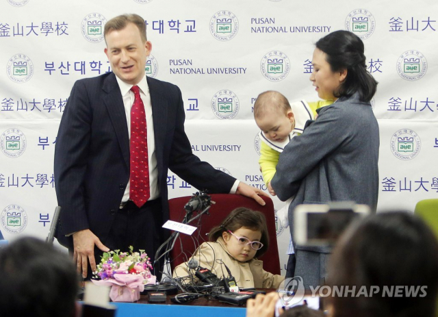 영국 BBC방송과 인터뷰를 하던중 방송사고가 나면서 세계적인 화제몰이를 한 로버트 켈리 부산대학교 교수. 사진은 지난 2017년 3월 15일 부산대학교 기자회견 장면. 연합뉴스