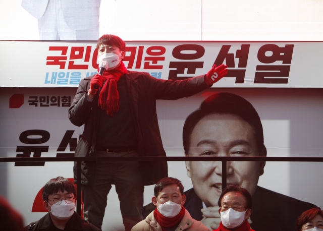 이준석 국민의힘 대표가 영주역 앞 광장에서 윤석열 대선 후보를 지지하는 유세를 펼치고 있다. 마경대 기자