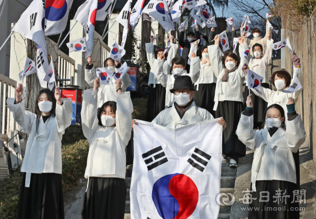103주년 삼일절을 이틀 앞둔 27일 오후 대구 중구 동산동 3·1만세운동길 계단에서 국학원 회원들이 대한독립만세를 외치며 순국선열의 숭고한 독립운동 정신을 기리고 있다. 정운철 기자 woon@imaeil.com