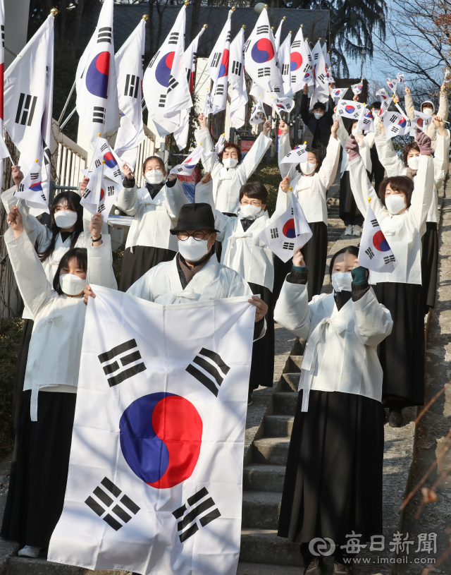 103주년 삼일절을 이틀 앞둔 27일 오후 대구 중구 동산동 3·1만세운동길 계단에서 국학원 회원들이 대한독립만세를 외치며 순국선열의 숭고한 독립운동 정신을 기리고 있다. 정운철 기자 woon@imaeil.com