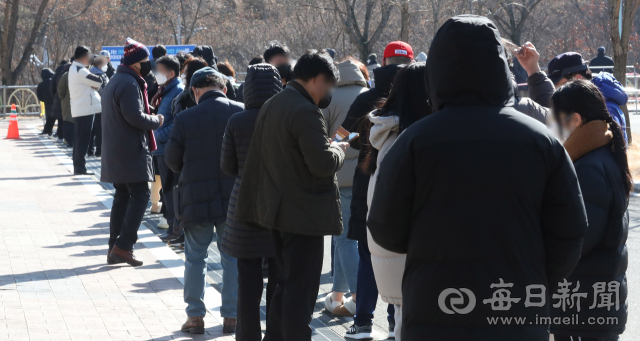 27일 대구스타디움 임시선별진료소를 찾은 시민들이 코로나19 검사를 받기 위해 줄지어 차례를 기다리고 있다. 이날 질병관리청 중앙방역대책본부에 따르면 전날 0시 기준 신규 사망자는 112명으로 역대 최다를 기록했다고 밝혔다. 정운철 기자 woon@imaeil.com