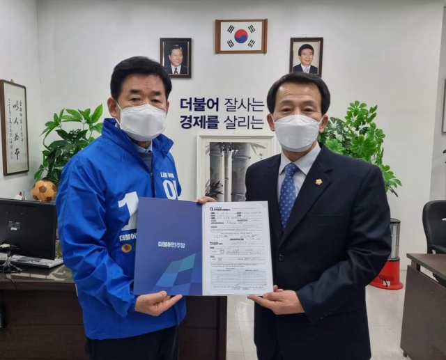 영양군의회 무소속인 장영호 의장이 25일 더불어민주당 영주지역 대선 합동연설회에서 민주당에 입당했다. 사진은 지난 16일 민주당 김진표 의원실을 찾아 남북9축고속도로 건설을 염원하는 영양군민 서명이 담긴 서명부를 전달하는 모습. 더불어민주당 제공