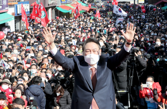 국민의힘 윤석열 대선후보가 24일 수원시 팔달문시장 광장에서 지지를 호소 하고 있다. 경인일보 제공