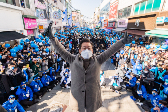 이재명 더불어민주당 후보가 지난 24일 강원도 원주 문화의거리를 방문, 지지를 호소했다. 강원일보 제공
