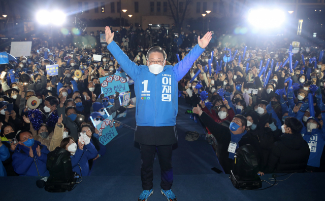 이재명 더불어민주당 대선 후보가 지난 18일 밤 광주 5·18민주광장에서 열린 