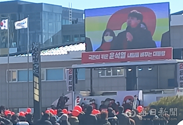 27일 영천역 광장에서 이준석 국민의힘 대표가 윤석열 대선 후보의 지지 호소 유세를 하고 있다. 강선일기자