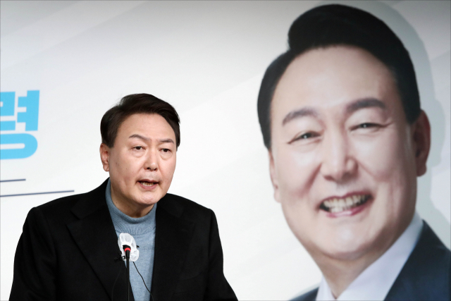 국민의힘 윤석열 대선 후보가 27일 오후 서울 여의도 중앙당사에서 국민의당 안철수 대선 후보와의 단일화 협상 관련 기자회견을 하고 있다. 연합뉴스