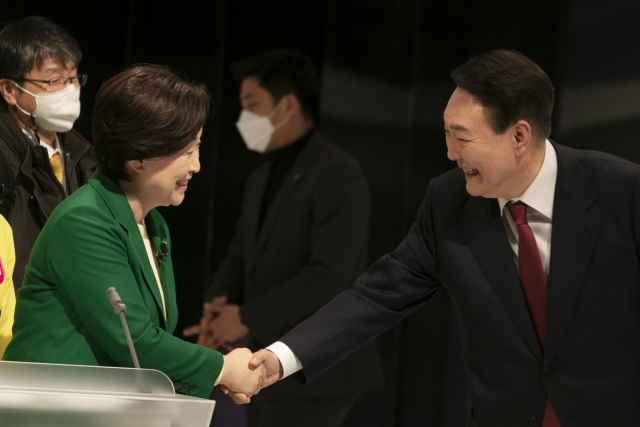 정의당 심상정 대선 후보(왼쪽)와 국민의힘 윤석열 대선후보가 25일 서울 마포구 상암동 SBS 스튜디오에서 열린 중앙선거관리위원회 주관 제20대 대통령선거 후보자 2차 정치분야 방송토론회에서 악수하고 있다. 연합뉴스