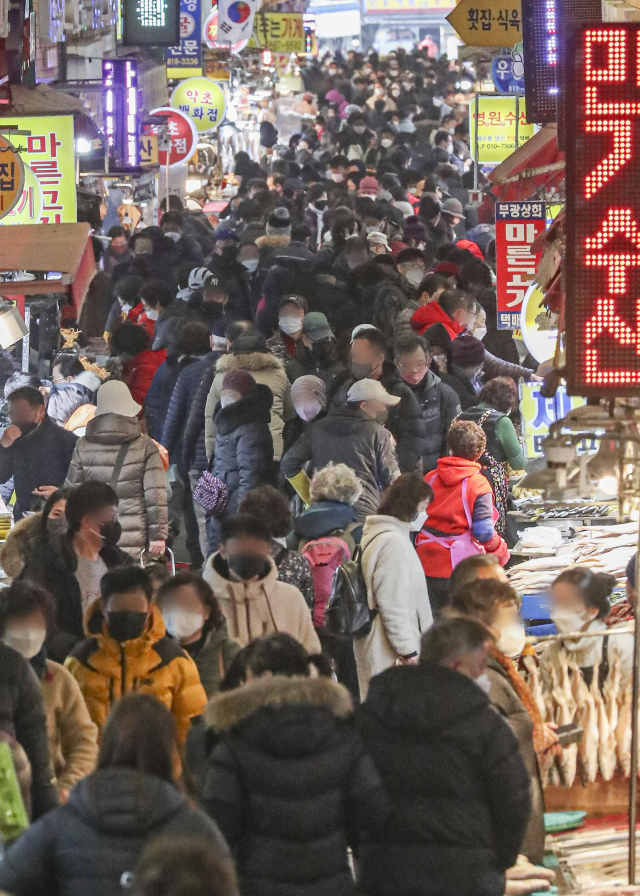 최근 부산의 대표 전통시장인 부산진구 부전시장이 장을 보러 나온 시민들로 북적이고 있다. 김종진 기자