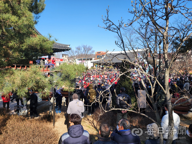 27일 오전 경북 안동시 웅부공원에서 열린 국민의힘 윤석열 대선후보 유세현장을 보기 위해 참석한 지지자들로 공원 주변은 인산인해를 이뤘다. 이날 현장에는 윤 후보는 불참했고, 이준석 대표가 참석했다. 김영진 기자