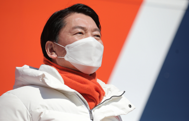 국민의당 안철수 대선 후보가 27일 오후 전남 순천시 아랫장에서 열린 유세에서 지지를 호소하고 있다. 연합뉴스