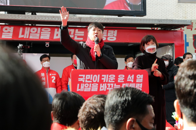 27일 경북 경산시 경산공설시장에서 열린 국민의힘 유세에서 이준석 대표가 청중들에게 윤석열 후보 지지를 호소하고 있다. 연합뉴스