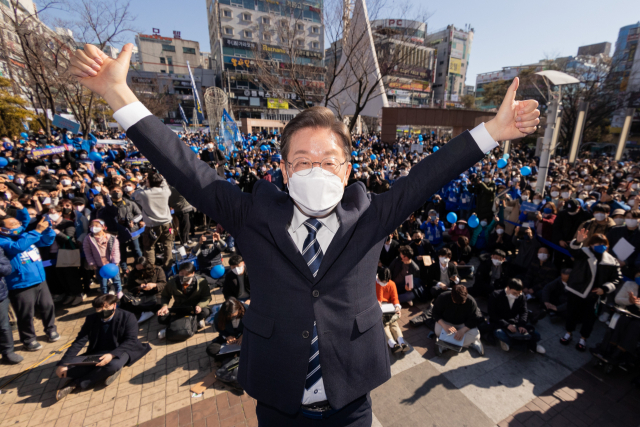 더불어민주당 이재명 대선후보가 27일 경남 창원시 상남분수광장에서 열린 