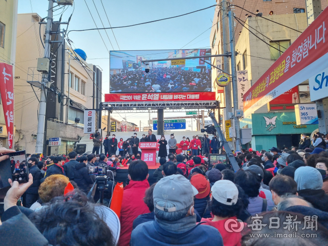 27일 오후 5시 10분 쯤 국민의힘 윤석열 대선 후보가 경북 포항시 북구 북포항우체국 앞에서 1만여명의 인파가 운집한 가운데 연설을 하고 있다. 배형욱 기자