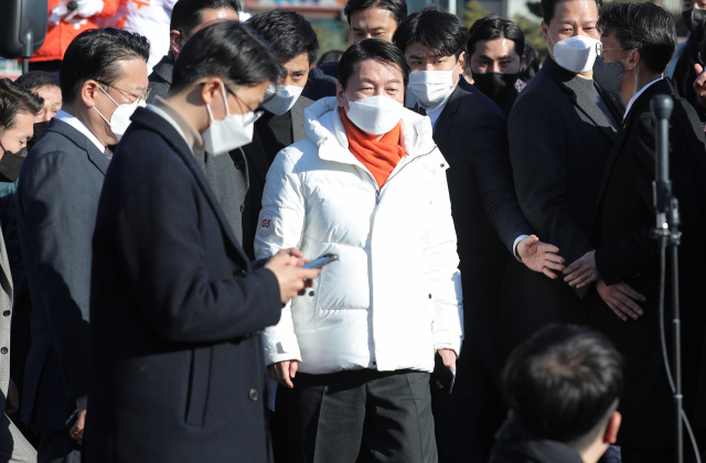 국민의당 안철수 대선 후보가 27일 전남 여수시 이순신광장에서 유세를 마친 뒤 단일화 관련 입장을 밝히고 있다. 연합뉴스