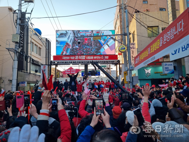 27일 오후 5시30분 국민의힘 윤석열 대선후보가 포항시 북구 신흥동 북포항우체국 앞에서 1만여명의 시민이 참석한 가운데 종이배 퍼포먼스를 펼치며 유세를 벌이고 있다. 배형욱 기자