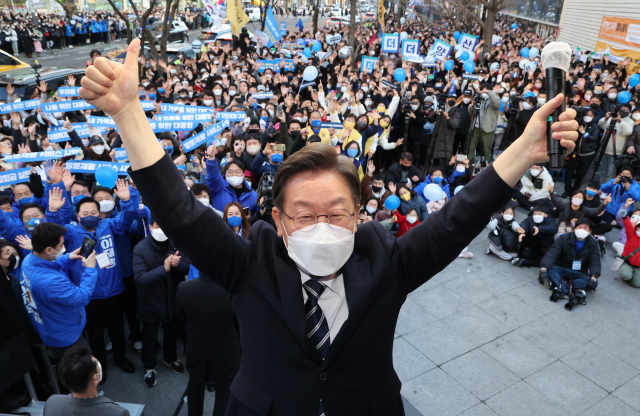 더불어민주당 이재명 대선후보가 27일 경남 양산시 이마트 양산점 앞에서 열린 